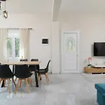 Idyllic Escape * Skála Kallirákhis